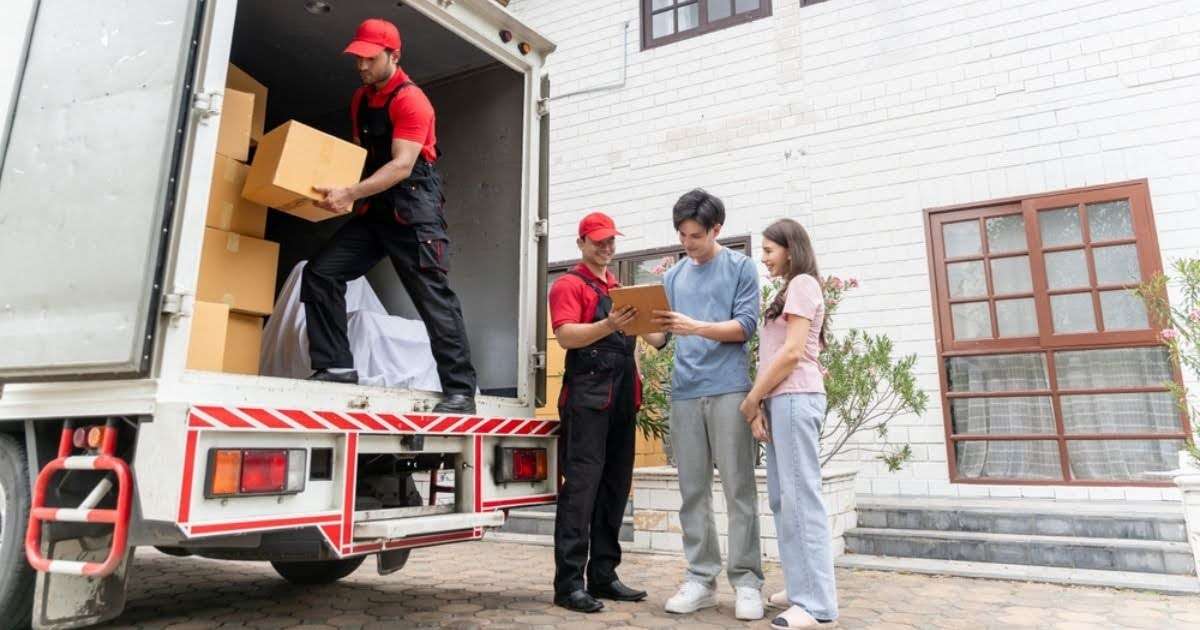 Two professionals from a moving company in Bremen loading boxes into a truck 